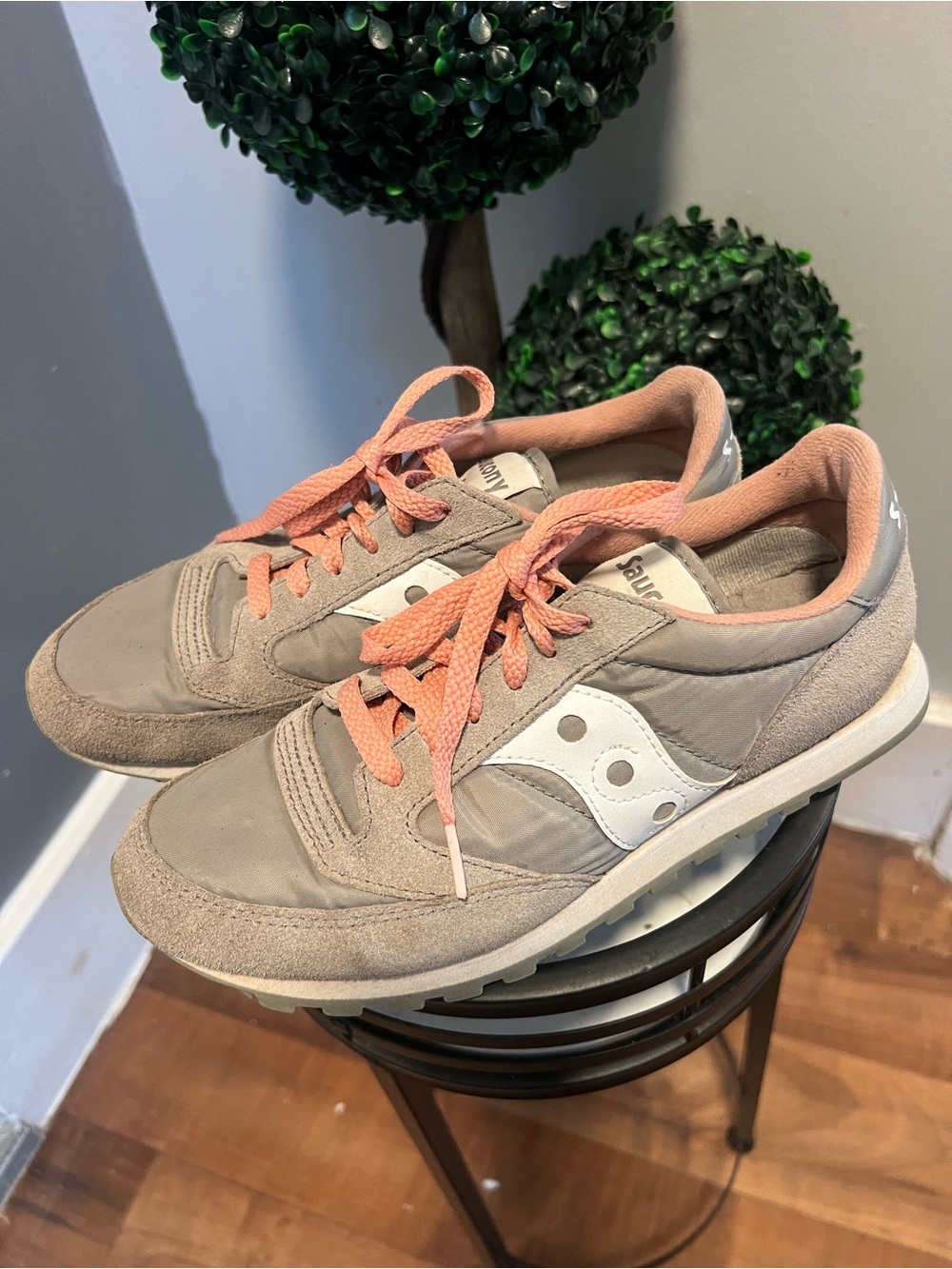 Saucony Beige Sneakers with Coral Pink Laces size 8 women